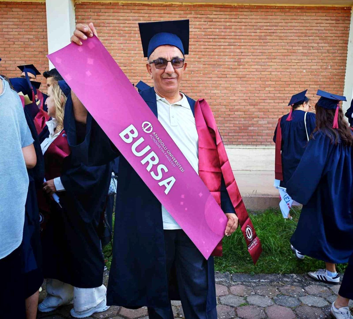 Bursa'nın aile hekimi Dr. Ahmet Kartal, 10'uncu diplomasını Eskişehir'de aldı