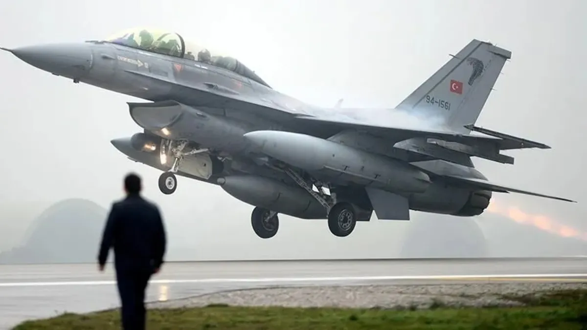 Türk Hava Kuvvetlerinden Kıbrıs'ın güneyinde eğitim uçuşu