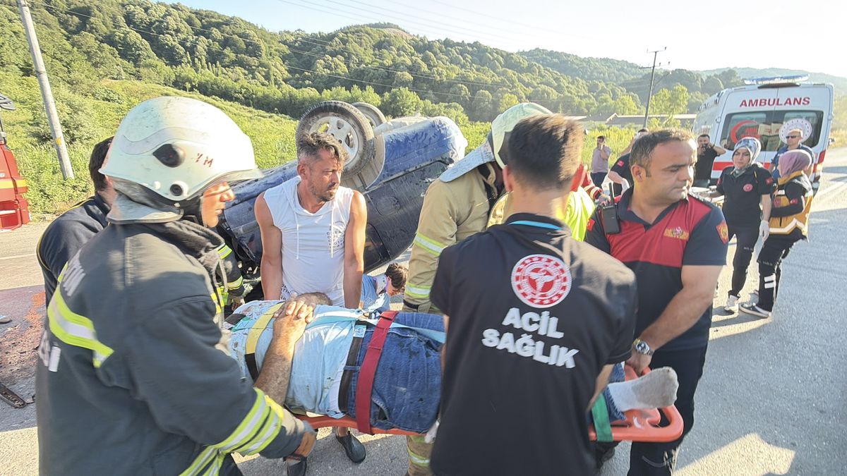 Otomobil ile motosiklet çarpıştı: 1'i ağır 4 yaralı