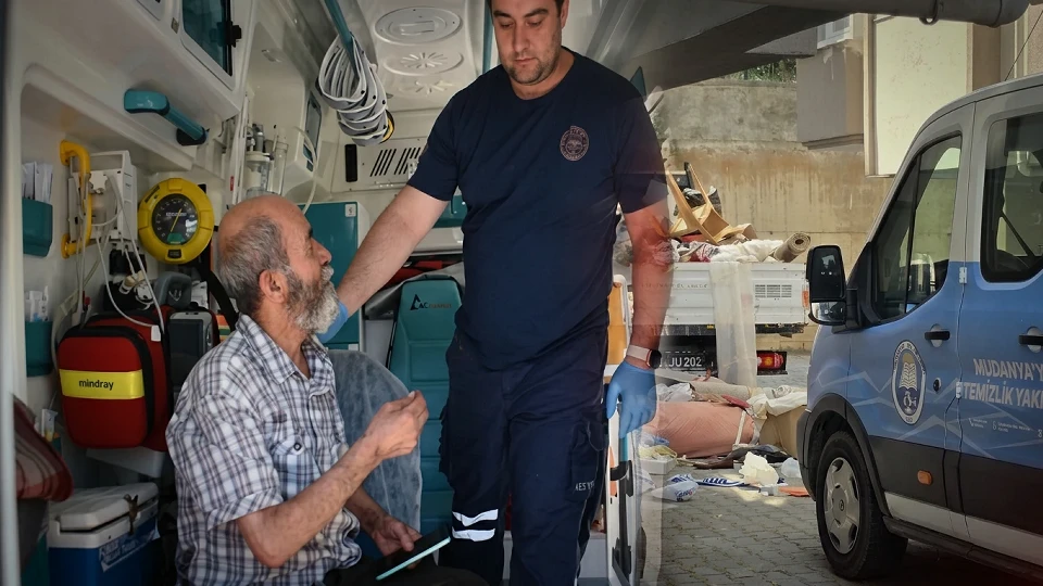 Bursa Mudanya'da Akılalmaz Olay: Biriktirdiği 7 Ton Çöpten Evden Çıkamayınca Yardım İstedi | BURSA YEREL HABERLERİ