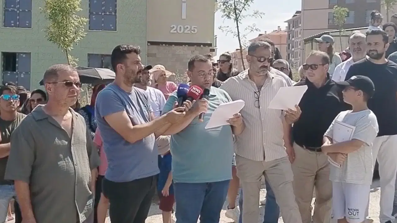 Mersin'de 15 aydır evlerine girmeyi bekleyen TOKİ mağdurlarından protesto