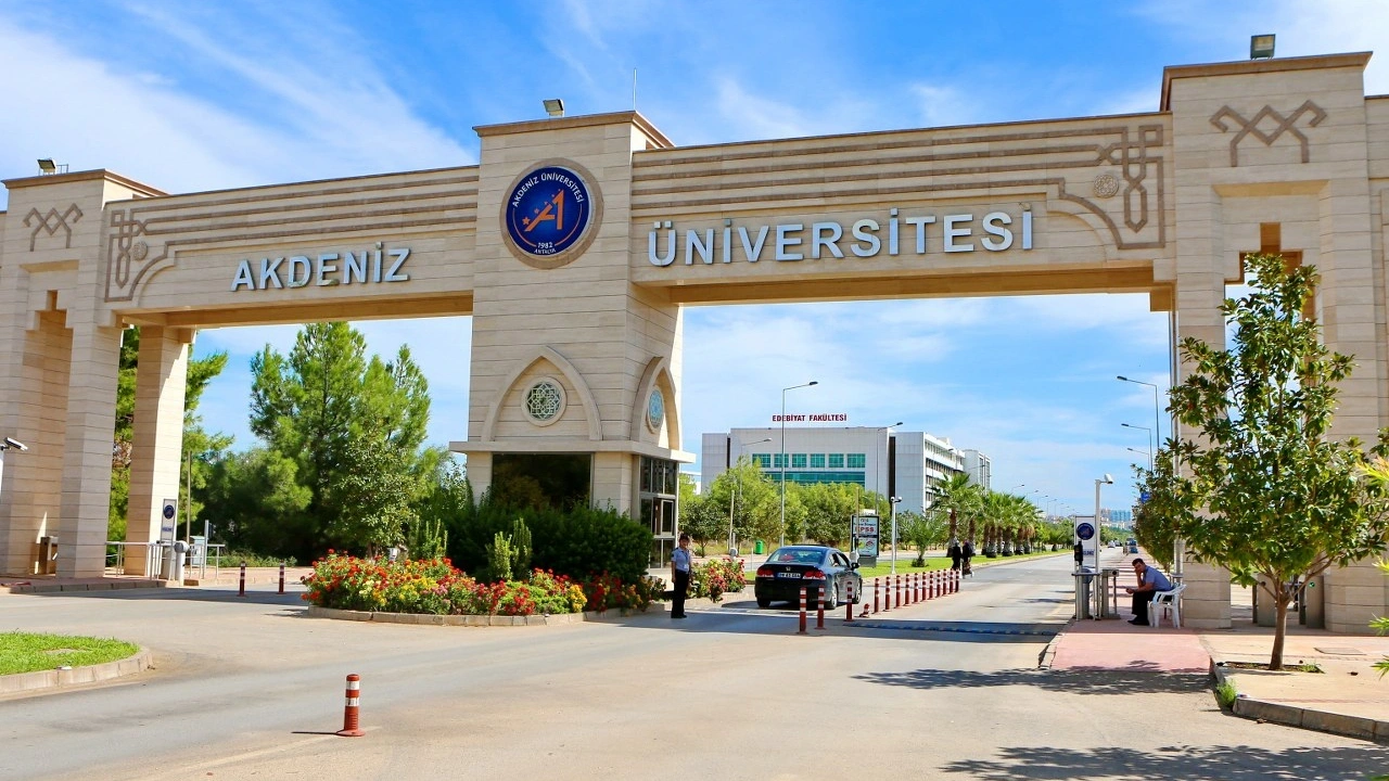 Akdeniz Üniversitesi'nde görevli akademisyen hakkında yakalama kararı