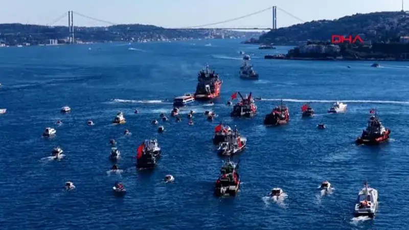 İstanbul Boğazı'nda 'Denizden Karaya 15 Temmuz' programı kapsamında tekne korteji düzenleniyor