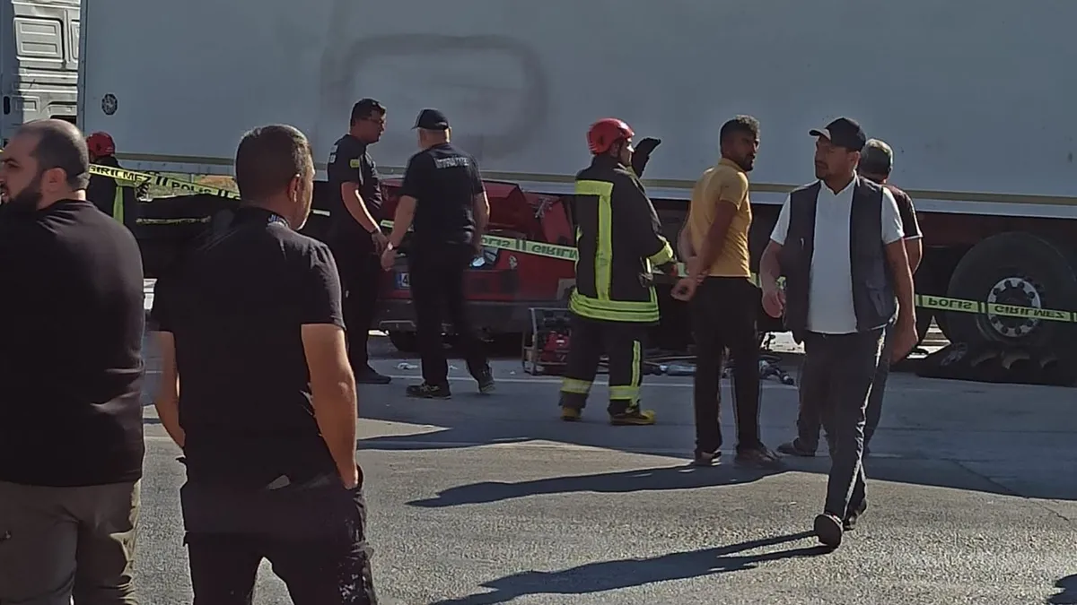 Otomobil TIR’ın altına girdi: 2 ölü, 2 yaralı