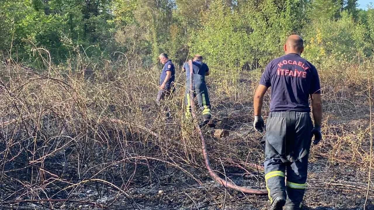 Kocaeli’de çıkan sazlık yangınında 10 dönüm alan zarar gördü