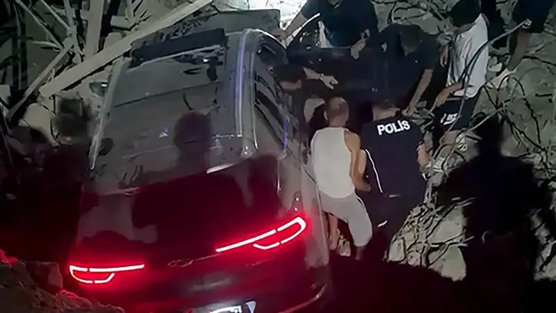 Cip, yapımı süren köprüden düştü: 2 yaralı