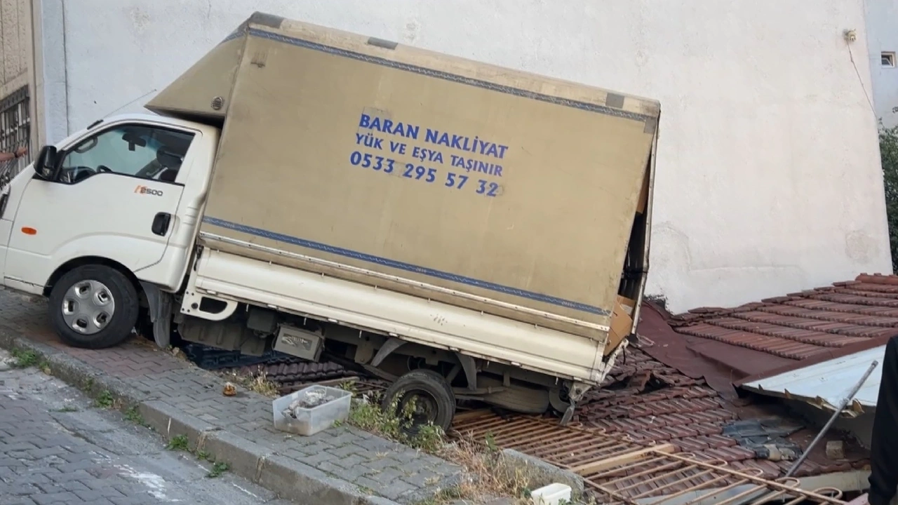 Yokuşu çıkamayan nakliye kamyonu gecekondu çatısına düştü