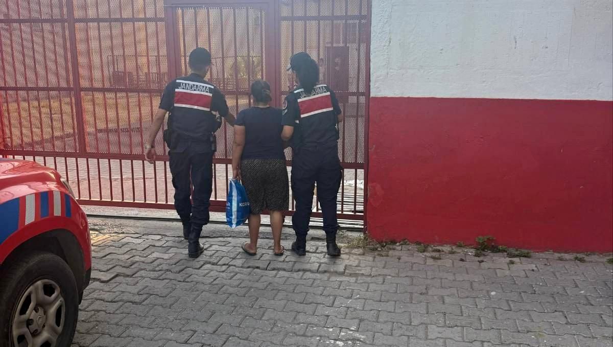 Kuşadası'nda 8 yıl 4 ay hapis cezası ile aranan kadın şahıs yakalandı