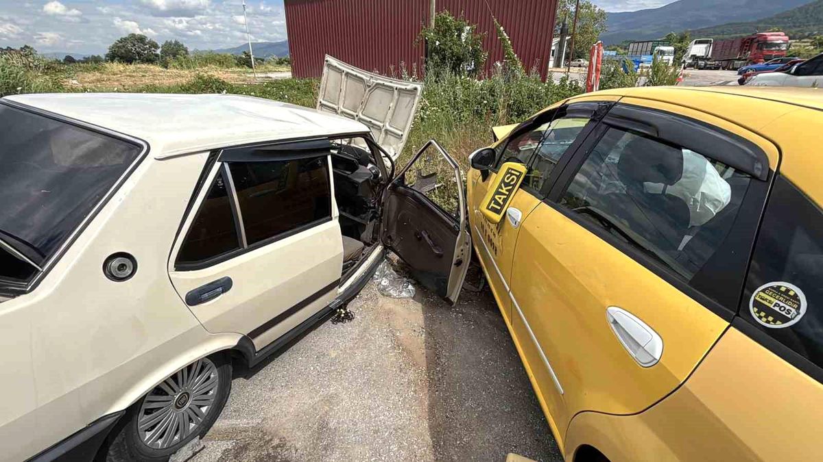 Bolu'da ticari taksi ile otomobil çarpıştı: 5 yaralı