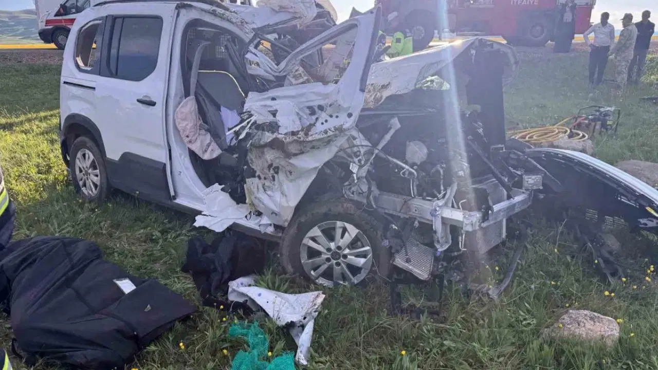 Erzurum'da feci kaza: Takla atan araçta 1'i bebek 3 kişi hayatını kaybetti