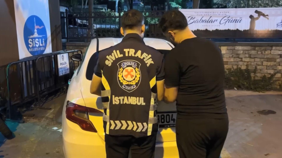 Ailesiyle seyreden sürücüyü takip eden kişiye ağır yaptırım uygulandı