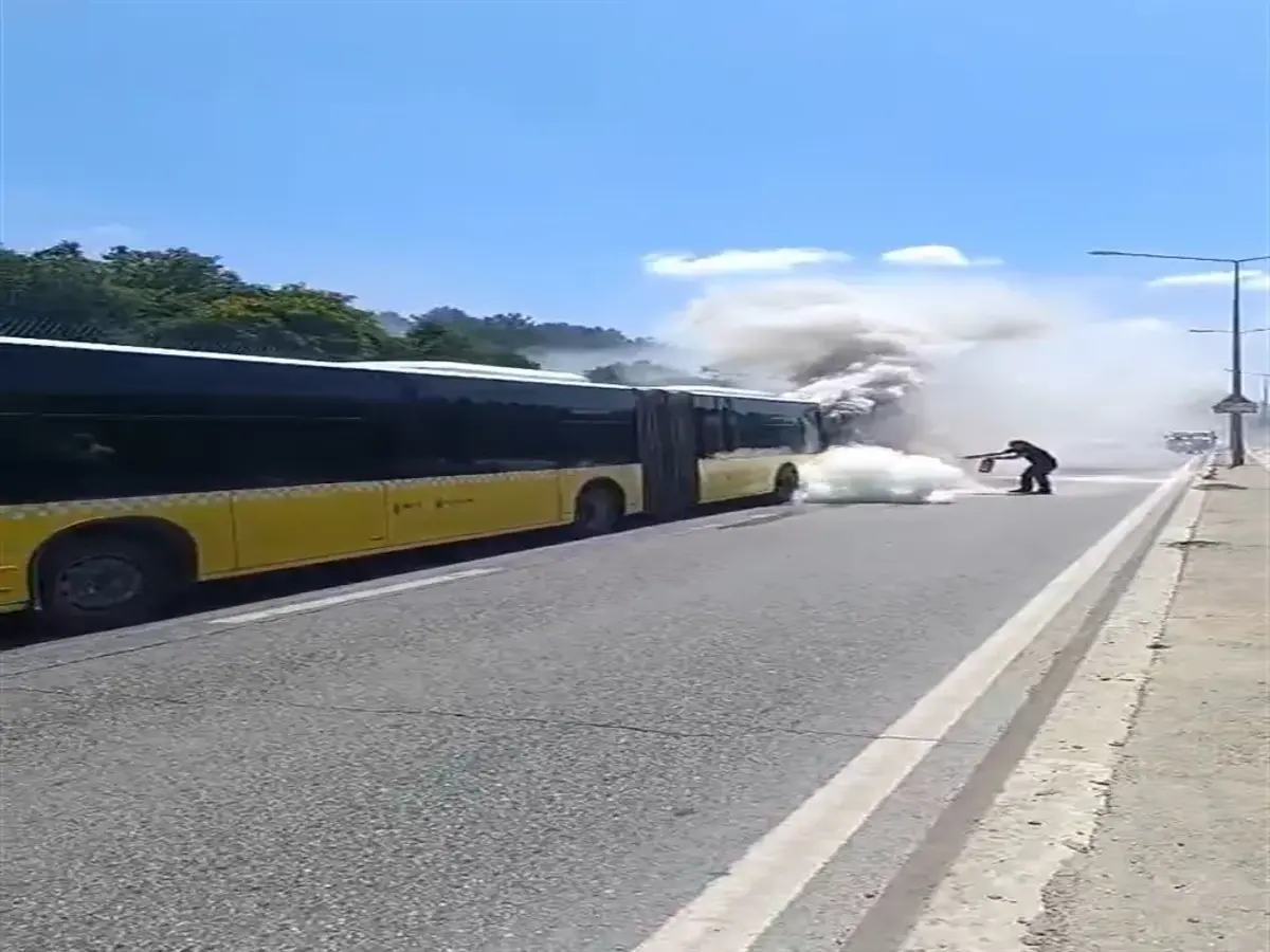 Ataşehir'de korku dolu anlar: İçinde yolcu varken alev aldı