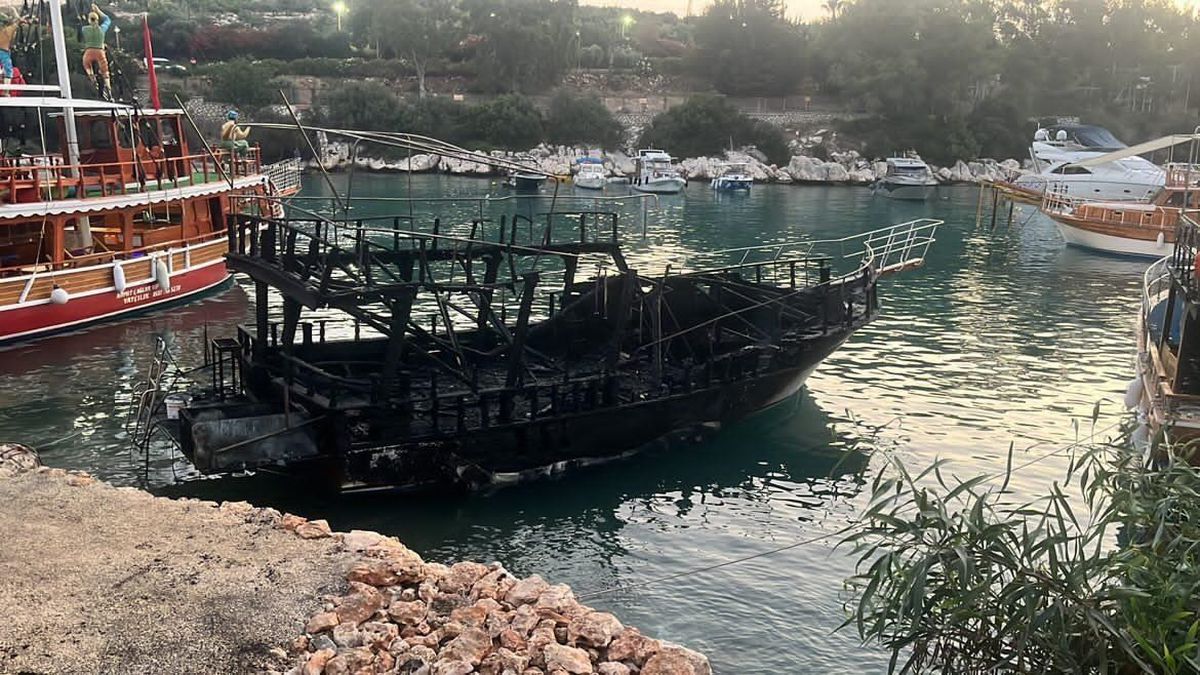 Kıyıya bağlı 6 tekne, yangında kullanılamaz hale geldi