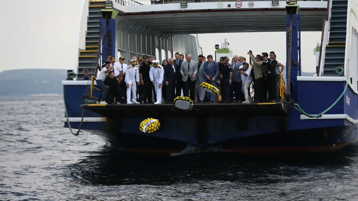 Denizlerdeki bağımsızlığımızın 100. yılı: Çanakkale'de çelenkler denize bırakıldı