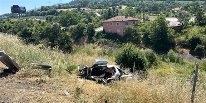 TEM Otoyolu'nda otomobil şarampole devrildi: 1 ölü