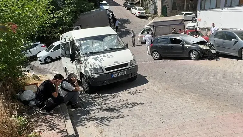 Kağıthane’de park halindeki otomobil yokuştan kayarak 3 araca çarptı; sahibi kaldırımda izledi