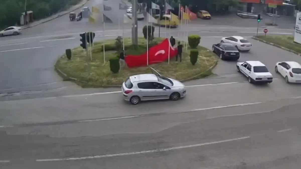 Hataylı vatandaşlardan örnek davranış! Araçlarını durdurup koştular