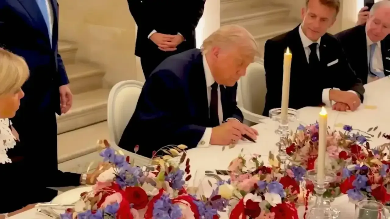 Trump, İran ile mutabakat zaptını Versay Sarayı'nda imzaladı