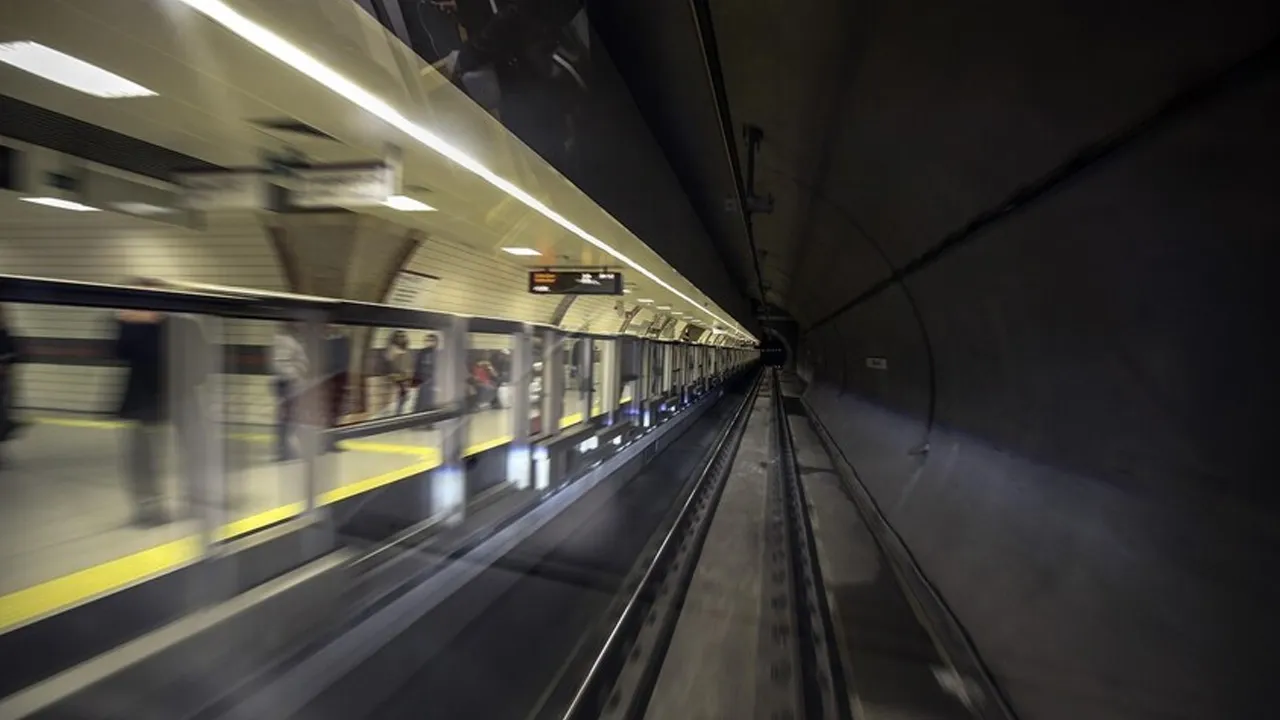 İstanbul'da metro arızası! Yolcular tünelde yürüyerek tahliye edildi