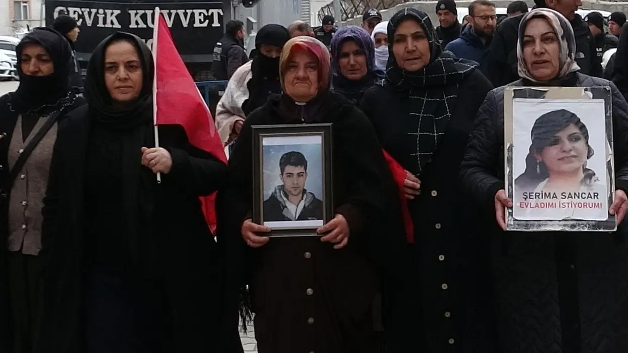 Evlat nöbetinde umut büyüyor! İki haftada iki evlat yuvasına döndü