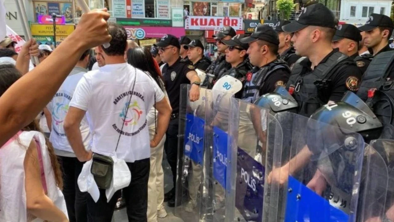 49 öğretmen anneleri ile gözaltında; Sendikadan tepki