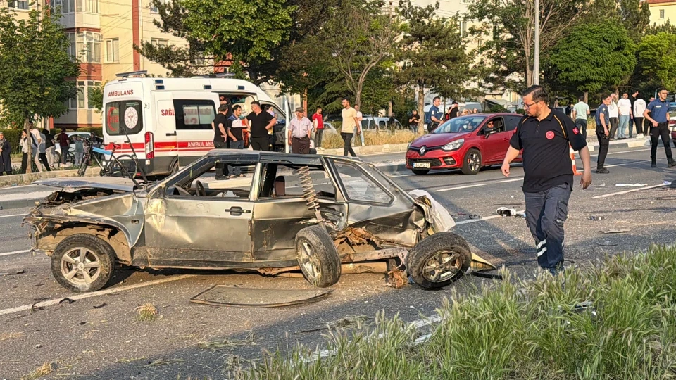 Kütahya'da feci zincirleme kaza! TIR'a çarpıp karşı şeride uçtu: Bir ölü, iki yaralı