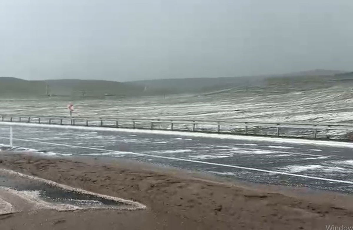 Dağlar beyaza büründü, yol ulaşıma kapandı
