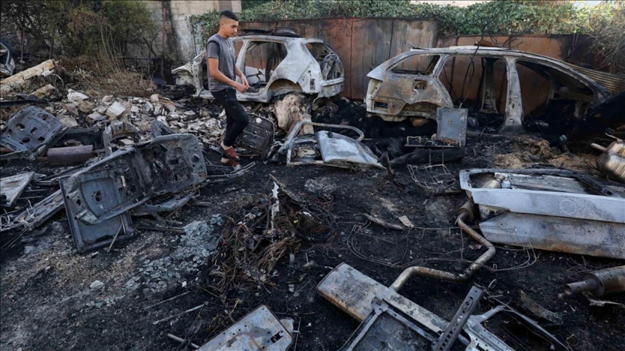Filistin topraklarını gasbeden İsrailliler, El Halil’de CNN aracının da yer aldığı 4 arabaya saldırdı