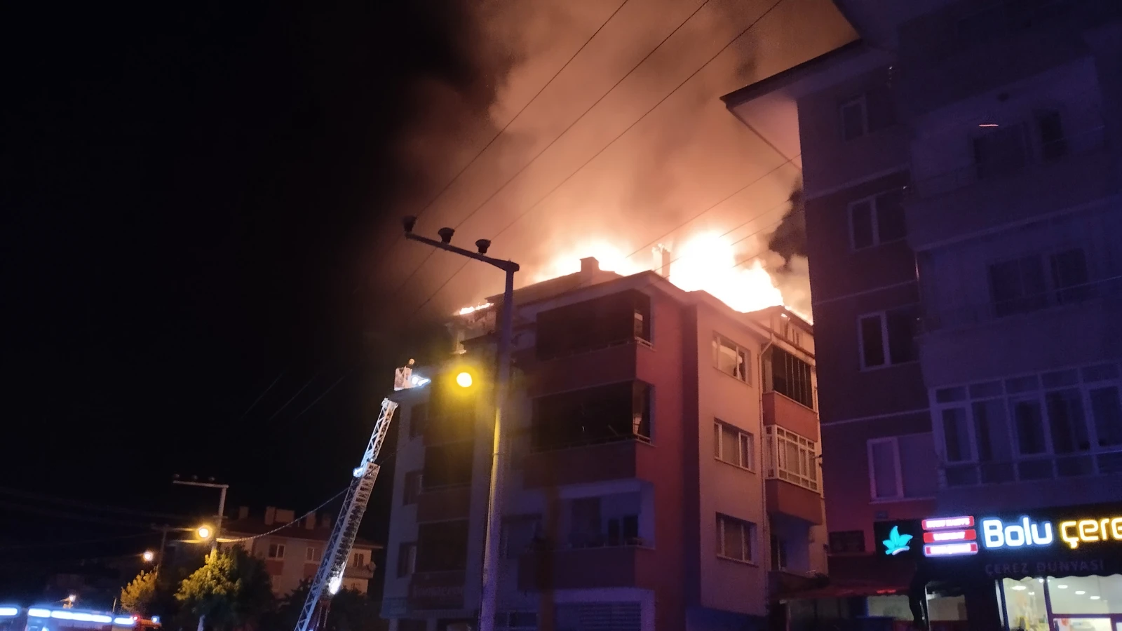 Bolu'da 5 katlı apartmanda yangın