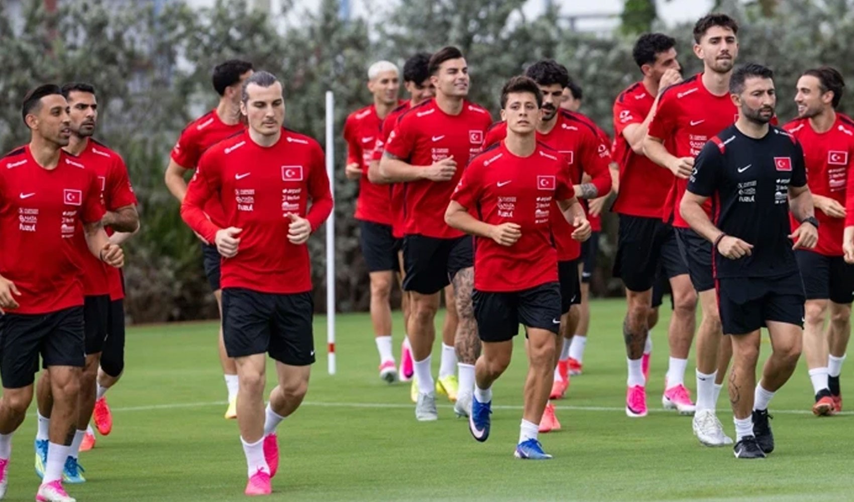 A Milli Takım ABD’de ilk antrenmanını yaptı: TFF Başkanı Hacıosmanoğlu da sahada