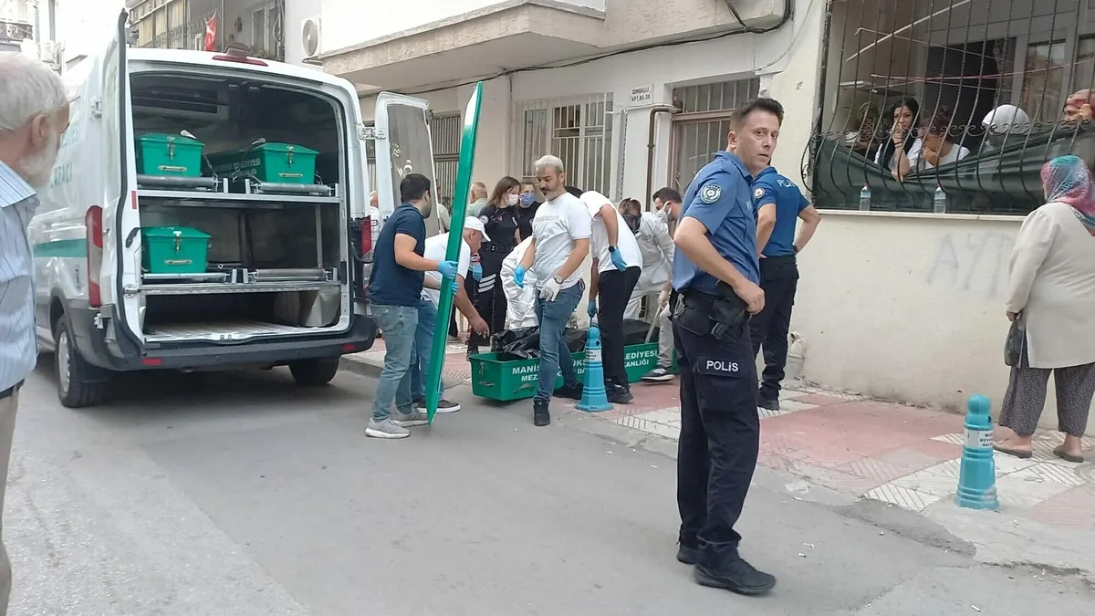 SON DAKİKA… Kötü koku ihbarına giden ekipler korkunç manzarayla karşılaştı: 2 gün boyunca kardeşinin cesediyle yaşamış!