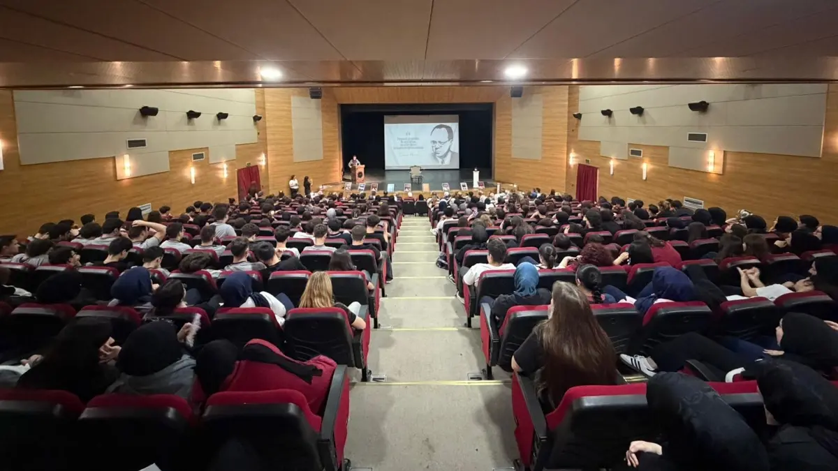 Cemil Meriç'in vefatının yıldönümünde anlamlı etkinlik... Prof. Dr. Ümit Meriç, Düzce'de öğrencilerle buluştı