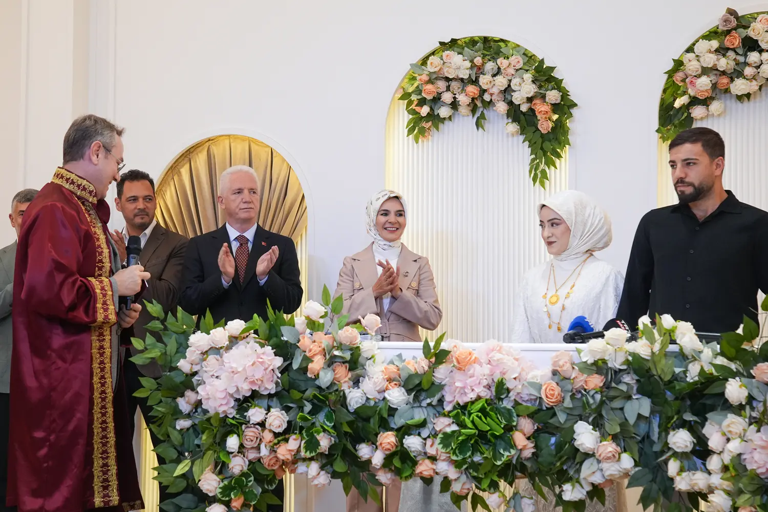 Bakan Göktaş'tan sürpriz! 100 bininci çiftin nikah şahidi oldu