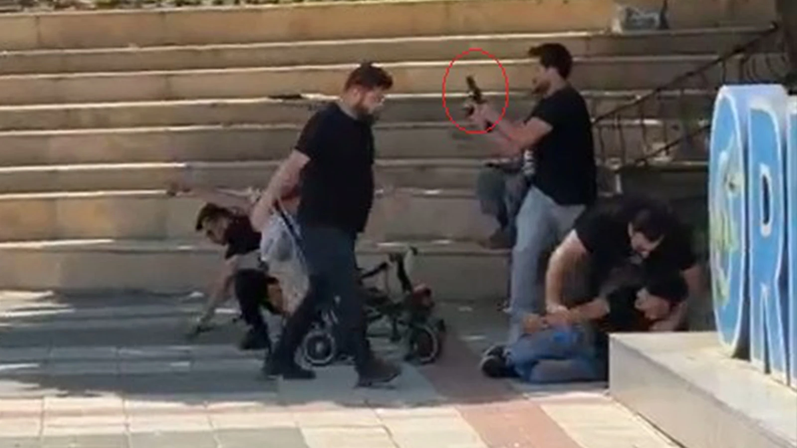 Sivil polisler bıçaklı kavgaya havaya ateş açarak müdahale etti