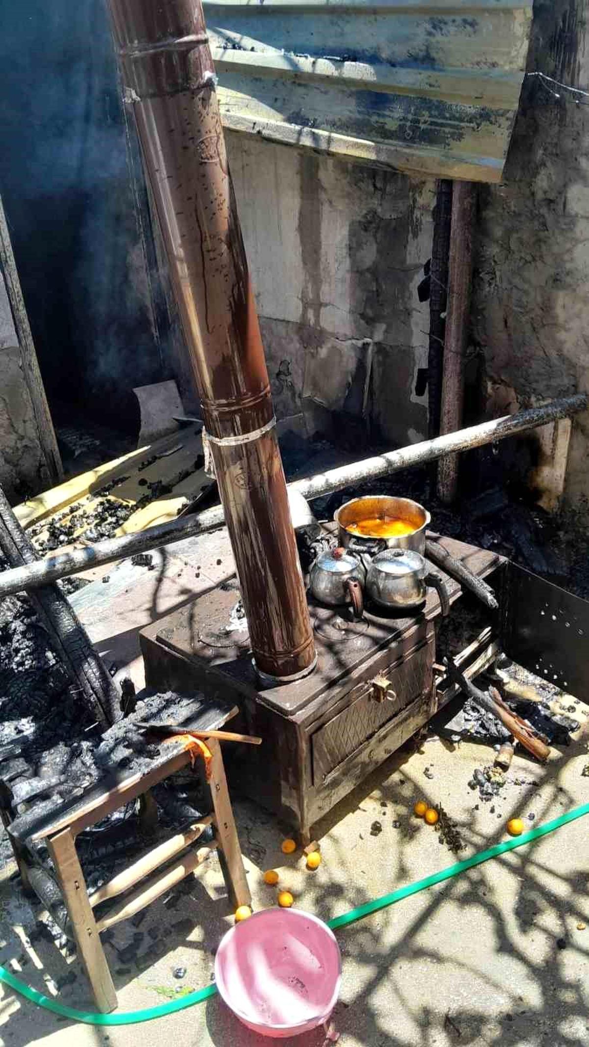Avludaki soba, yangına neden oldu