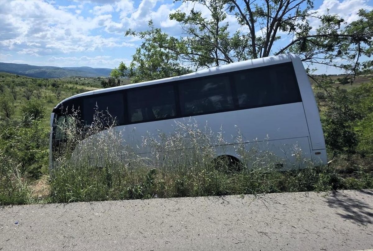Bilecik'te yoldan çıkan yolcu midibüsündeki 4 kişi yaralandı