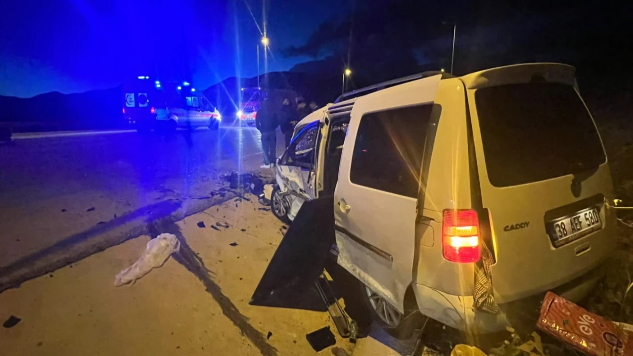 Kayseri'de feci kaza: 21 yaşındaki genç hayatını kaybetti, 6 yaralı