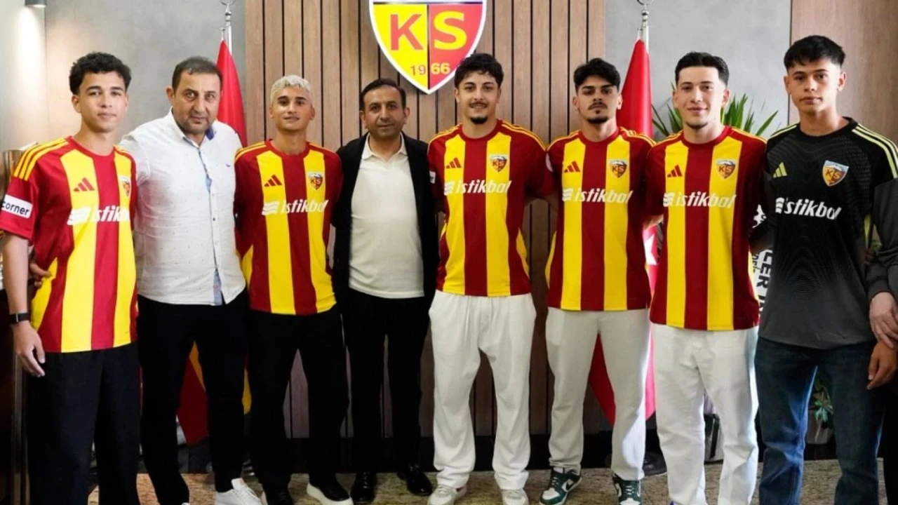 Kayserispor'dan geleceğe yatırım: 6 genç futbolcuyla profesyonel sözleşme