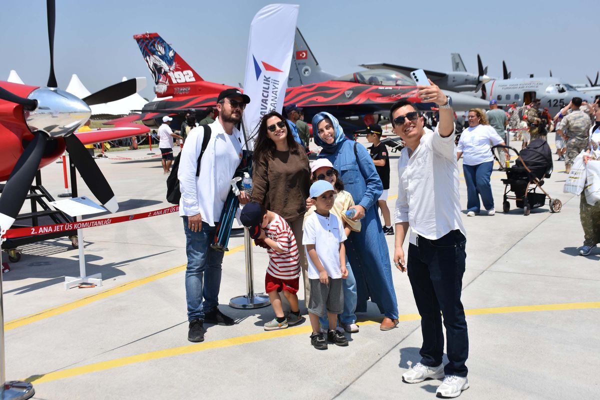 İzmir'de 'Gençlik ve Havacılık Festivali' başladı
