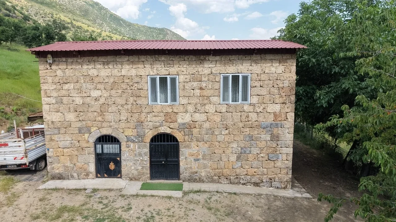 Şırnaklı ustanın 30 yıl önce yaptığı taş ev turist akınına uğruyor