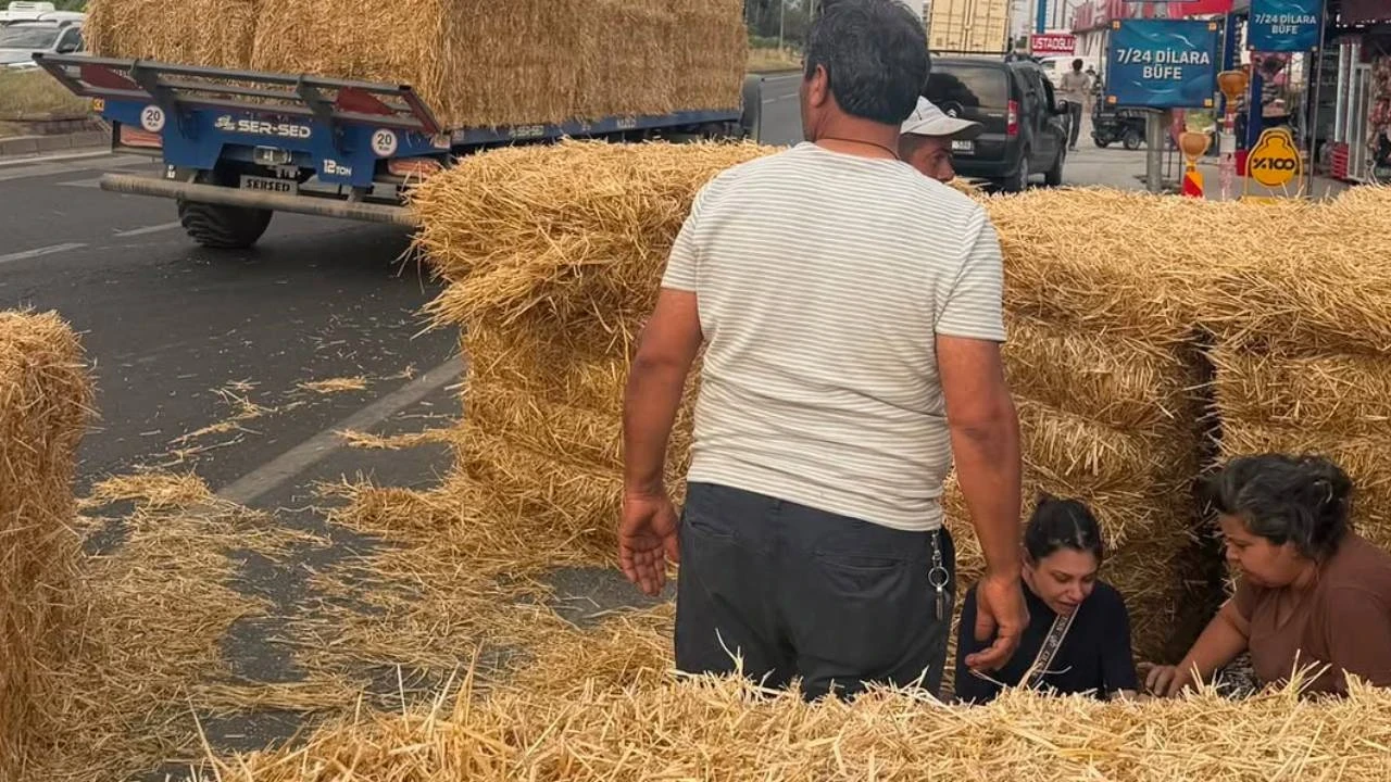 1 tonluk saman balyası yol kenarındaki adamın üzerine devrildi