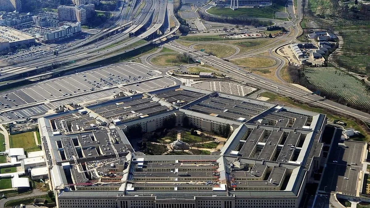 SON DAKİKA… Pentagon yeni UFO görüntülerini yayınladı! 40 ayrı dosyada şoke eden ifadeler: 4 metre uzunluğunda bir cisim…