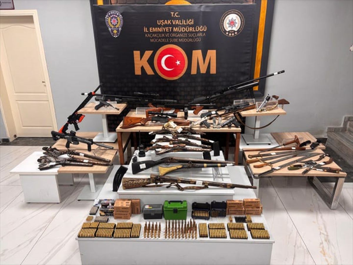 Uşak'ta bir ev ve iş yerinde 8 tabanca, 17 tüfek ele geçirildi