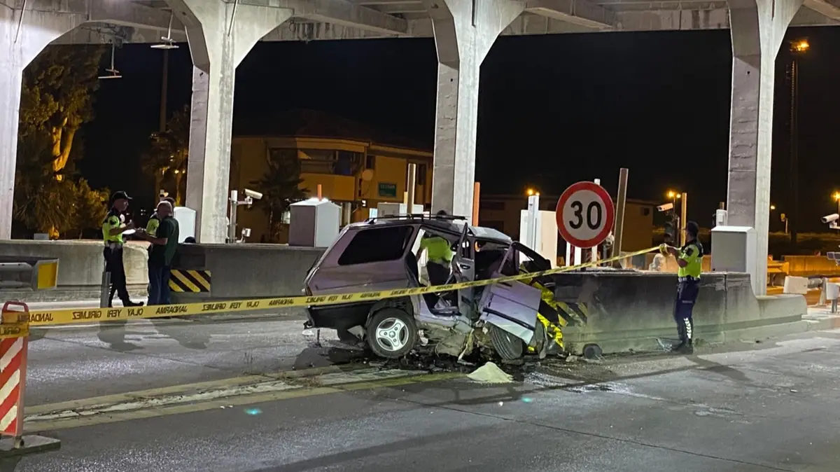 Ceyhan'da otoyol gişelerinde feci kaza: 24 yaşındaki genç hayatını kaybetti