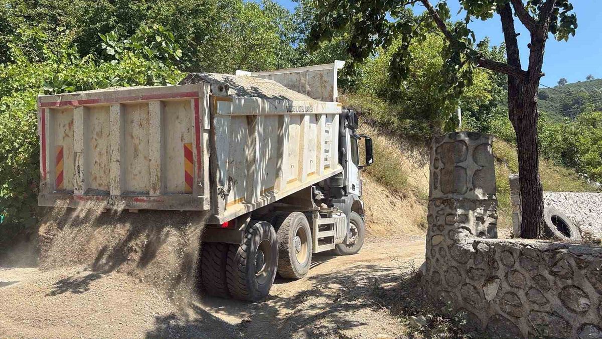Cumayeri'nde sathi kaplama çalışmaları sürüyor