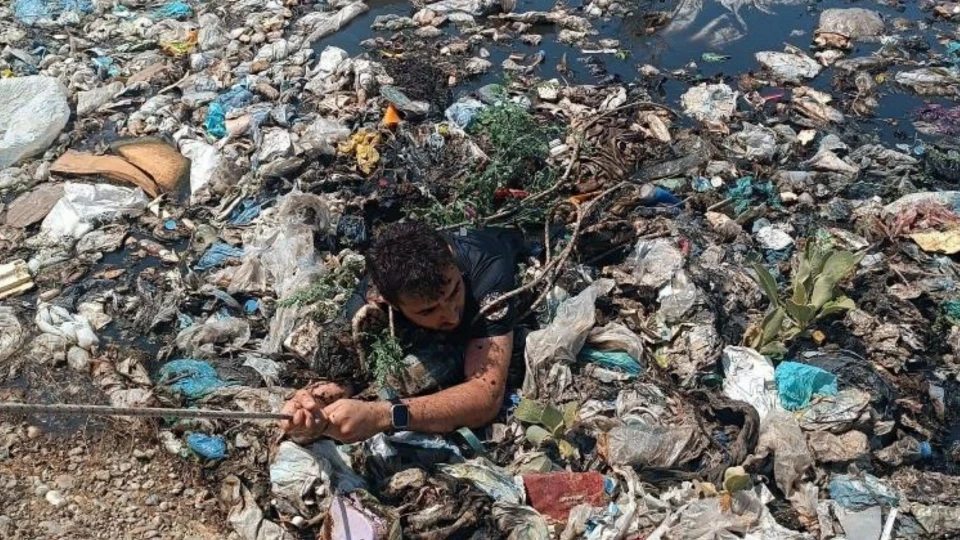 Adıyaman'da yangına müdahale eden itfaiye eri bataklığa saplandı