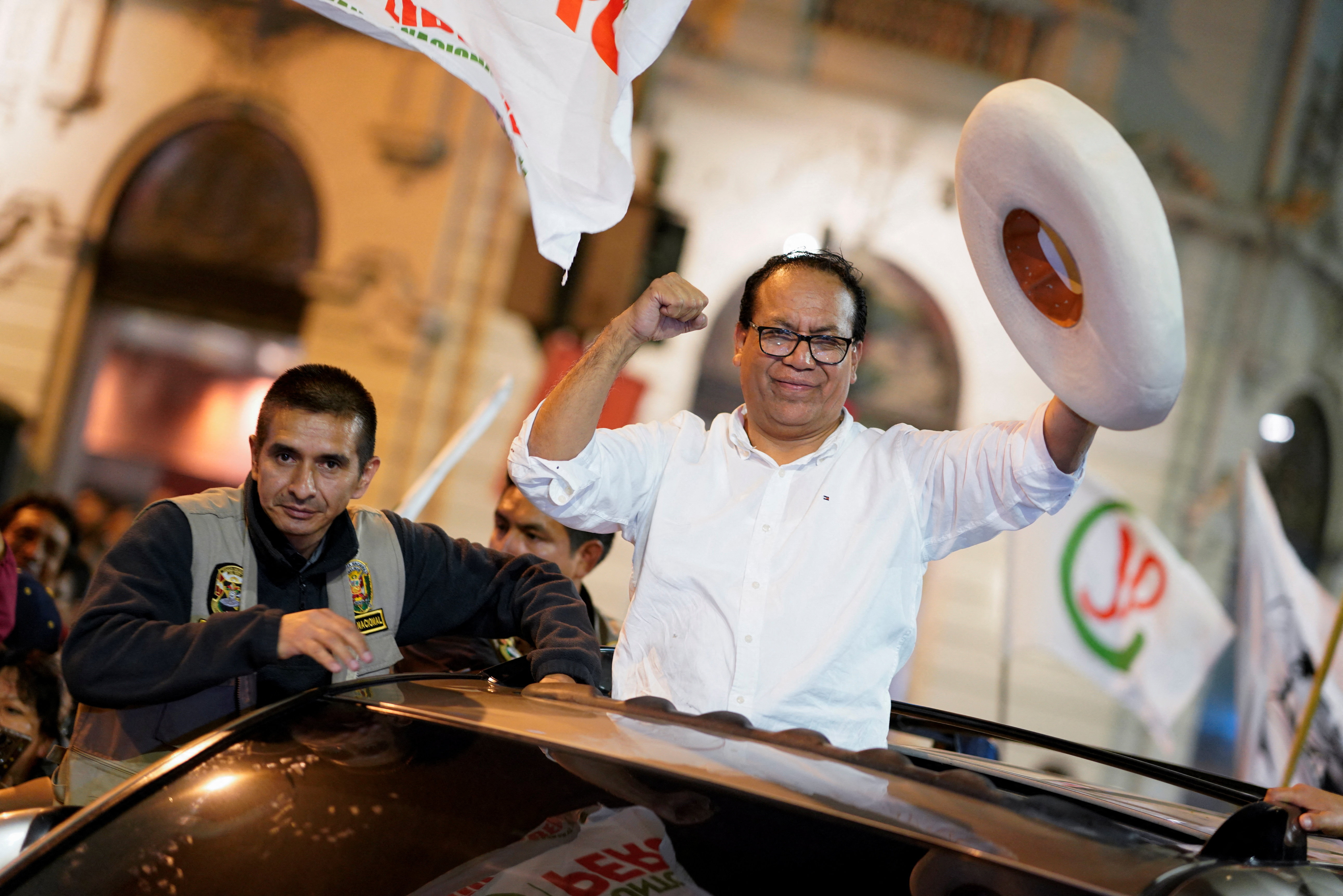 Peru'da devlet başkanlığı seçiminin 2. turunda solcu aday Sanchez öne geçti