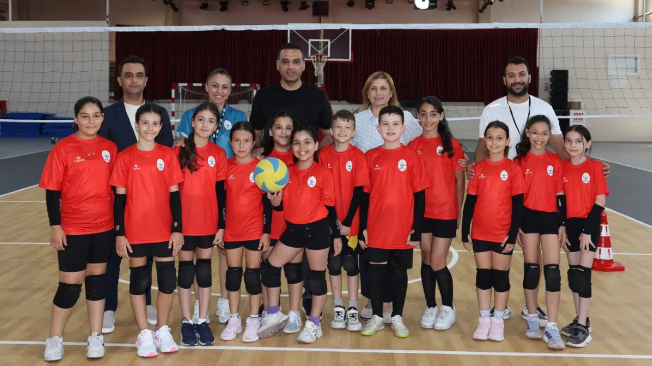 Çiğli Atatürk Kapalı Spor Salonu yenilenen yüzüyle kapılarını açtı