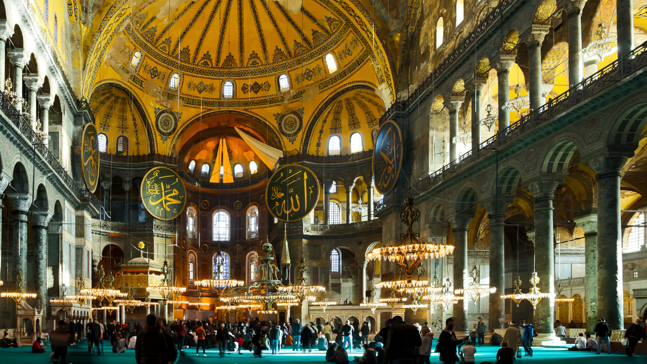Ayasofya’da İncil okuyan iki Rusya vatandaşının gözaltına alındığı iddia edildi: 'Sınır dışı edilmeleri değerlendiriliyor'