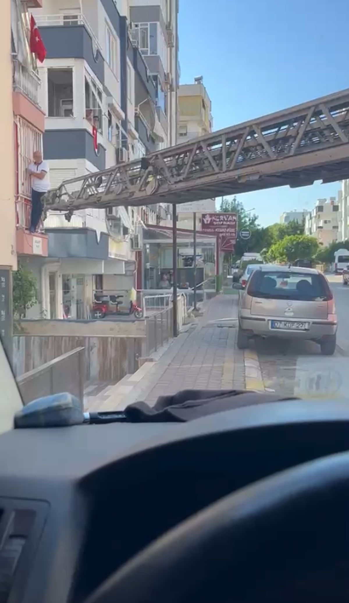 Balkon demirinde mahsur kaldı, itfaiye merdiveniyle kurtarıldı